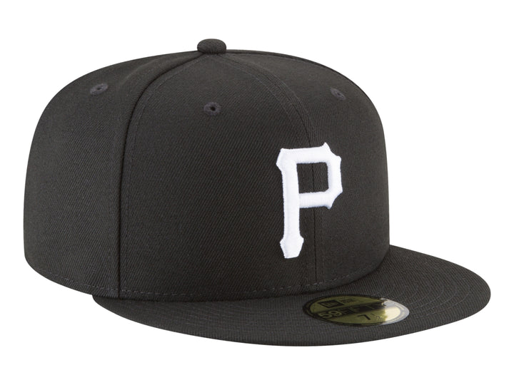 Gorra New Era color negro con visera plana y letra P blanca bordada en el frente.