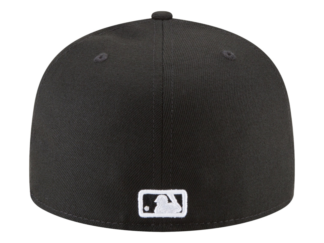 Gorra New Era color negro con visera plana y letra P blanca bordada en el frente.