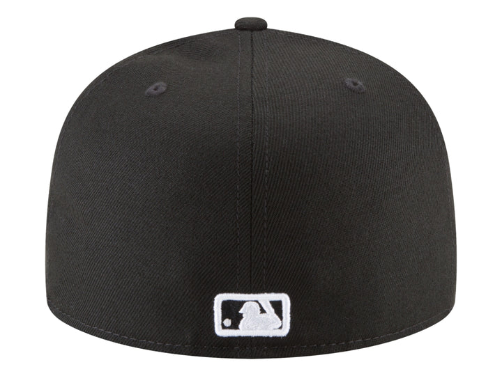 Gorra New Era color negro con visera plana y letra P blanca bordada en el frente.