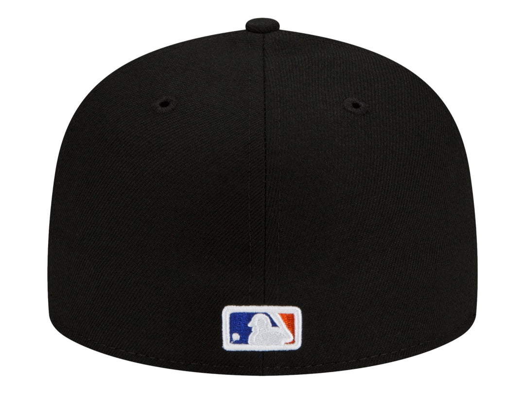 Gorra New Era de color negro con visera plana y logotipo bordado de los New York Mets en el frente.