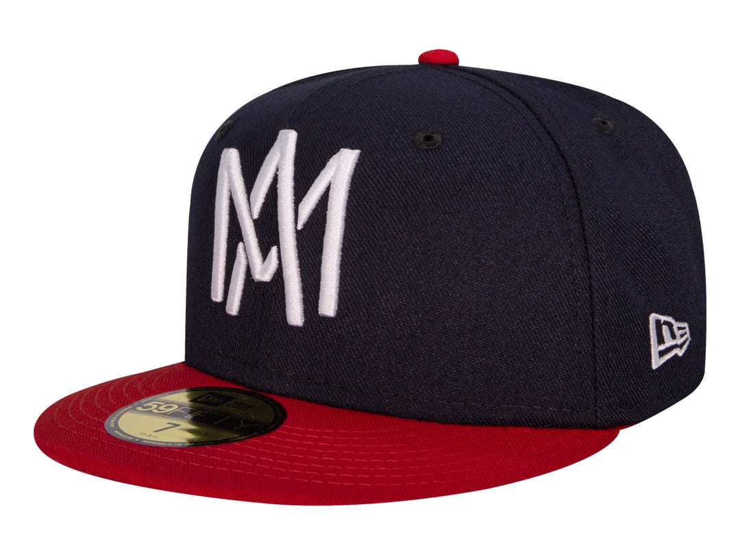 Gorra New Era color azul marino con visera roja y letras blancas bordadas al frente.