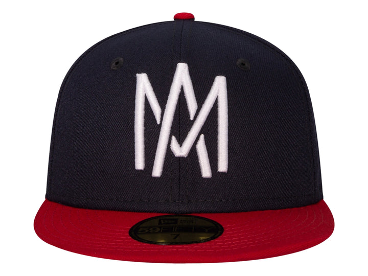 Gorra New Era color azul marino con visera roja y letras blancas bordadas al frente.