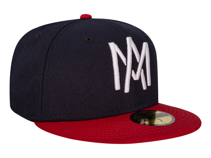 Gorra New Era color azul marino con visera roja y letras blancas bordadas al frente.