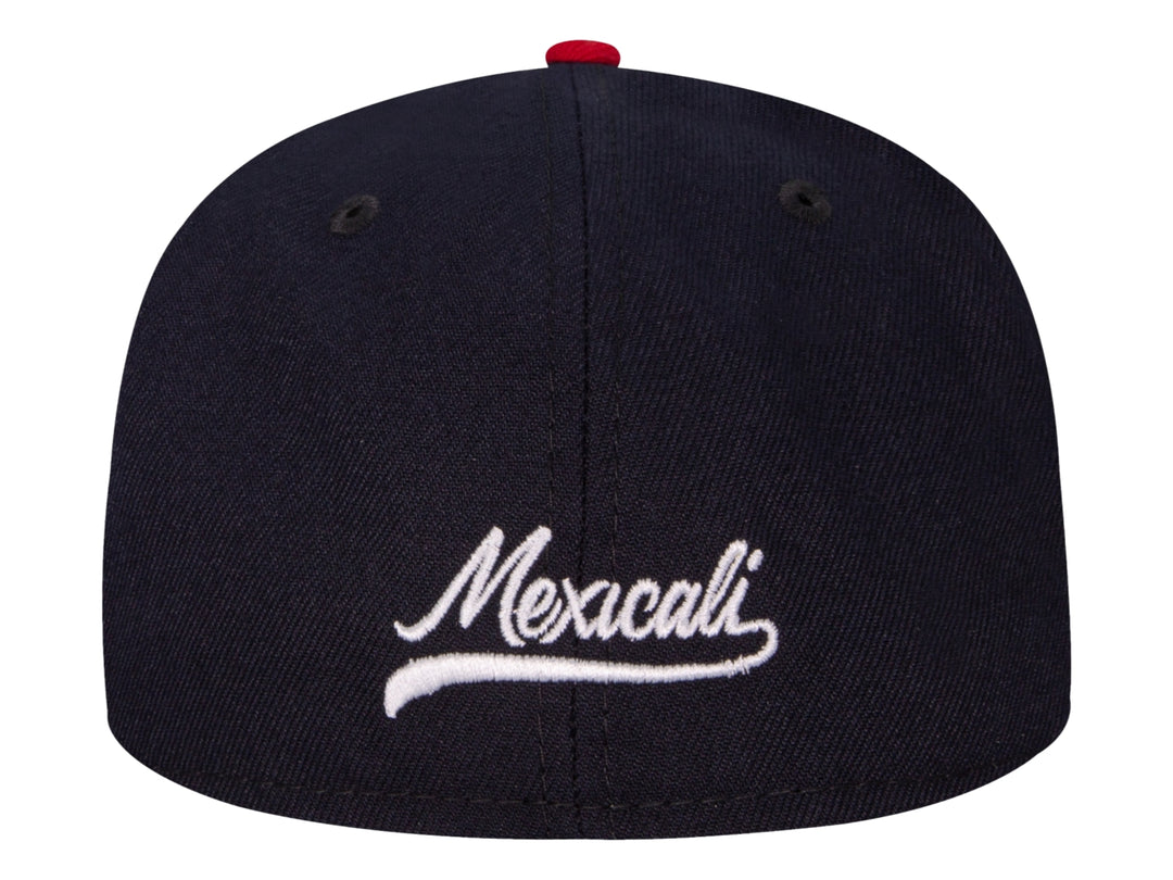 Gorra New Era color azul marino con visera roja y letras blancas bordadas al frente.