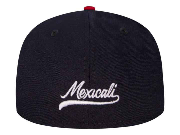 Gorra New Era color azul marino con visera roja y letras blancas bordadas al frente.