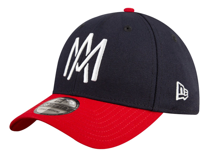 Gorra New Era bicolor con corona en color azul marino, visera roja y letras MM bordadas en blanco al frente.