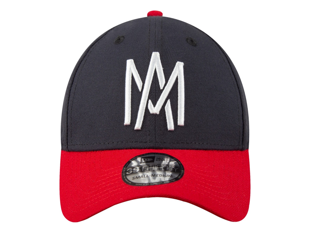 Gorra New Era bicolor con corona en color azul marino, visera roja y letras MM bordadas en blanco al frente.