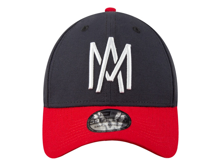 Gorra New Era bicolor con corona en color azul marino, visera roja y letras MM bordadas en blanco al frente.
