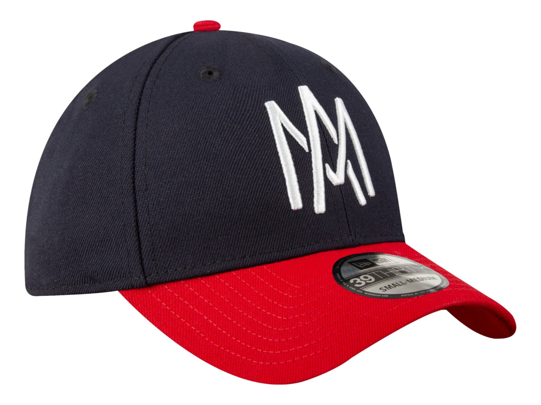Gorra New Era bicolor con corona en color azul marino, visera roja y letras MM bordadas en blanco al frente.
