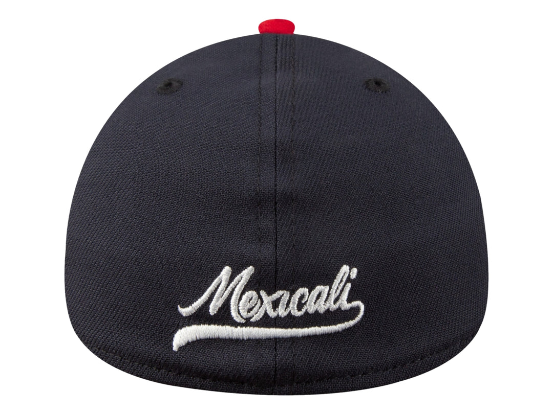 Gorra New Era bicolor con corona en color azul marino, visera roja y letras MM bordadas en blanco al frente.