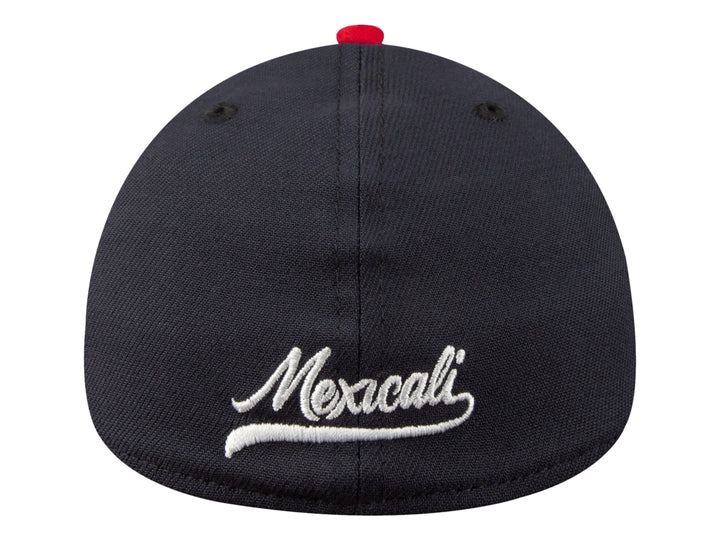 Gorra New Era bicolor con corona en color azul marino, visera roja y letras MM bordadas en blanco al frente.