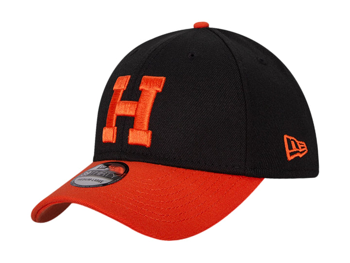 Gorra de béisbol New Era color negro con visera naranja y letra H bordada al frente.