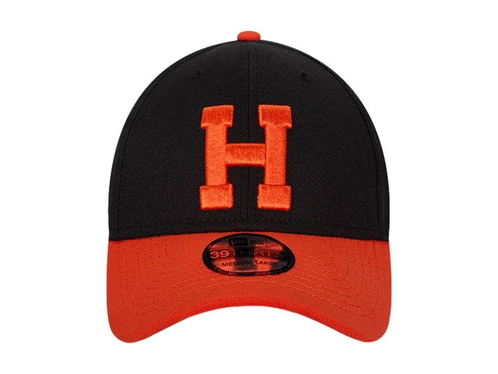 Gorra de béisbol New Era color negro con visera naranja y letra H bordada al frente.