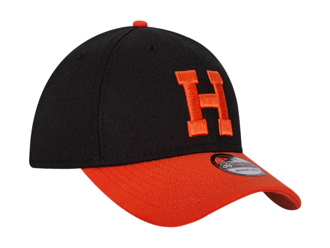Gorra de béisbol New Era color negro con visera naranja y letra H bordada al frente.