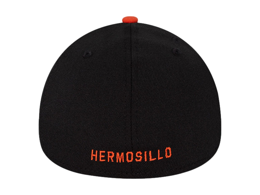Gorra de béisbol New Era color negro con visera naranja y letra H bordada al frente.