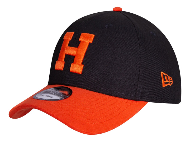 Gorra de béisbol New Era color negro con visera y letra H bordada en color naranja.