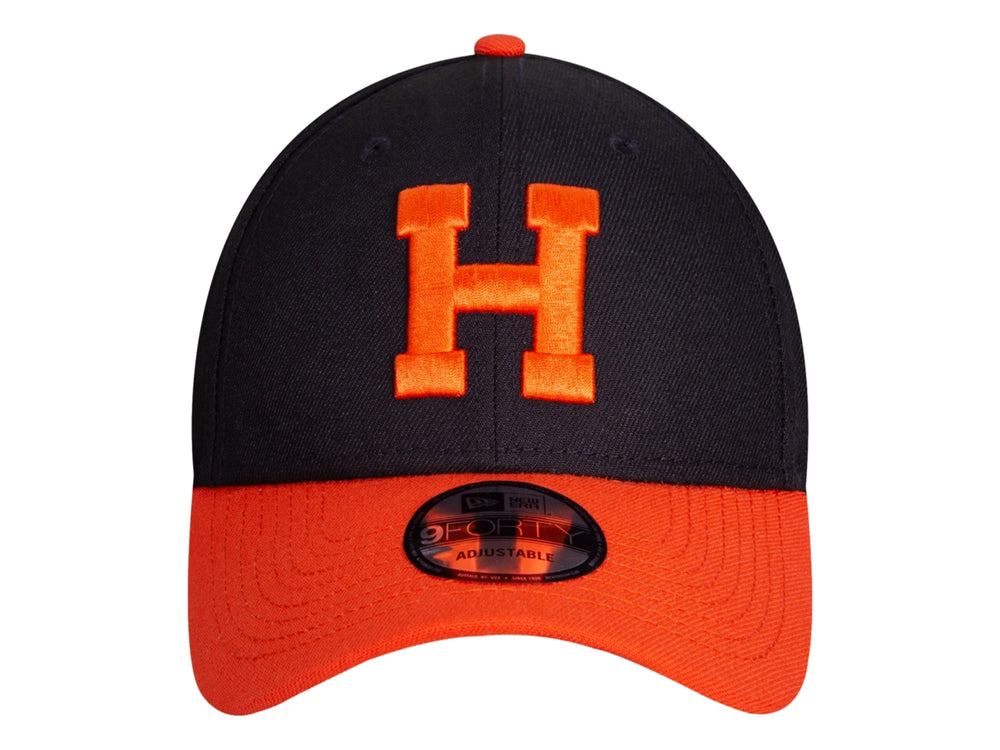 Gorra de béisbol New Era color negro con visera y letra H bordada en color naranja.