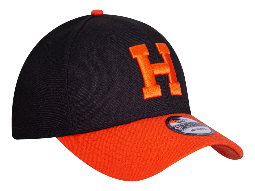 Gorra de béisbol New Era color negro con visera y letra H bordada en color naranja.
