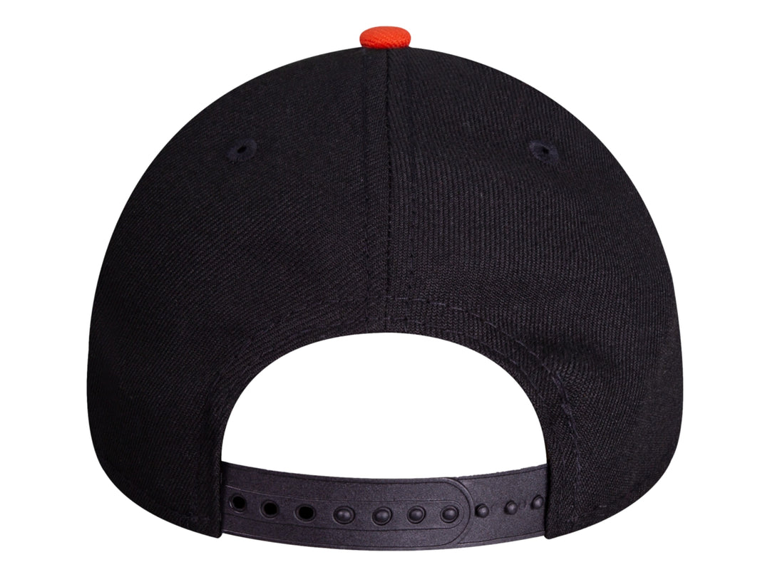 Gorra de béisbol New Era color negro con visera y letra H bordada en color naranja.