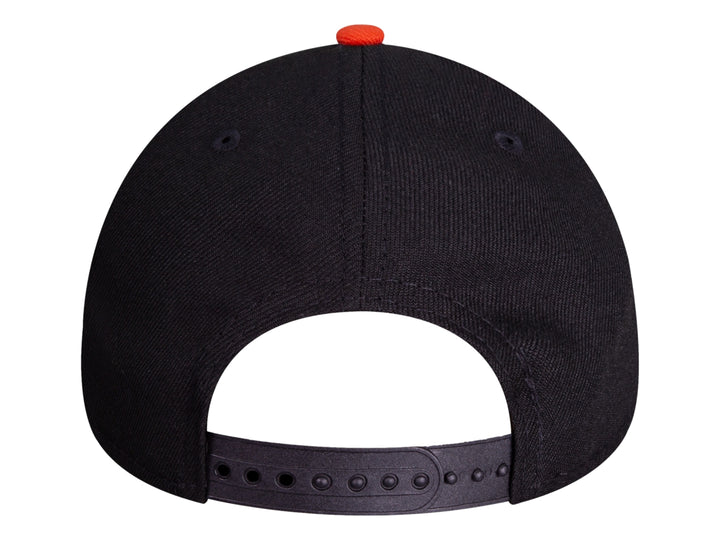 Gorra de béisbol New Era color negro con visera y letra H bordada en color naranja.