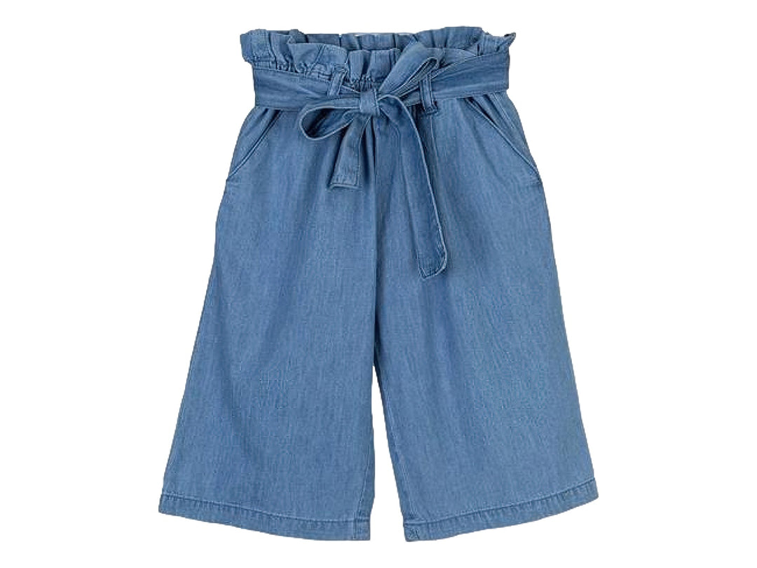 Pantalones anchos color azul denim para niños con cintura elástica y lazo decorativo.