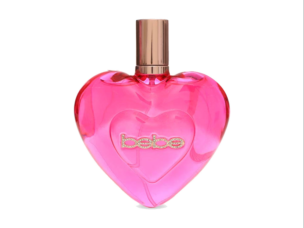 Perfume Bebe New York Jetset en frasco rosa con forma de corazón y su caja decorada con estampado animal print.