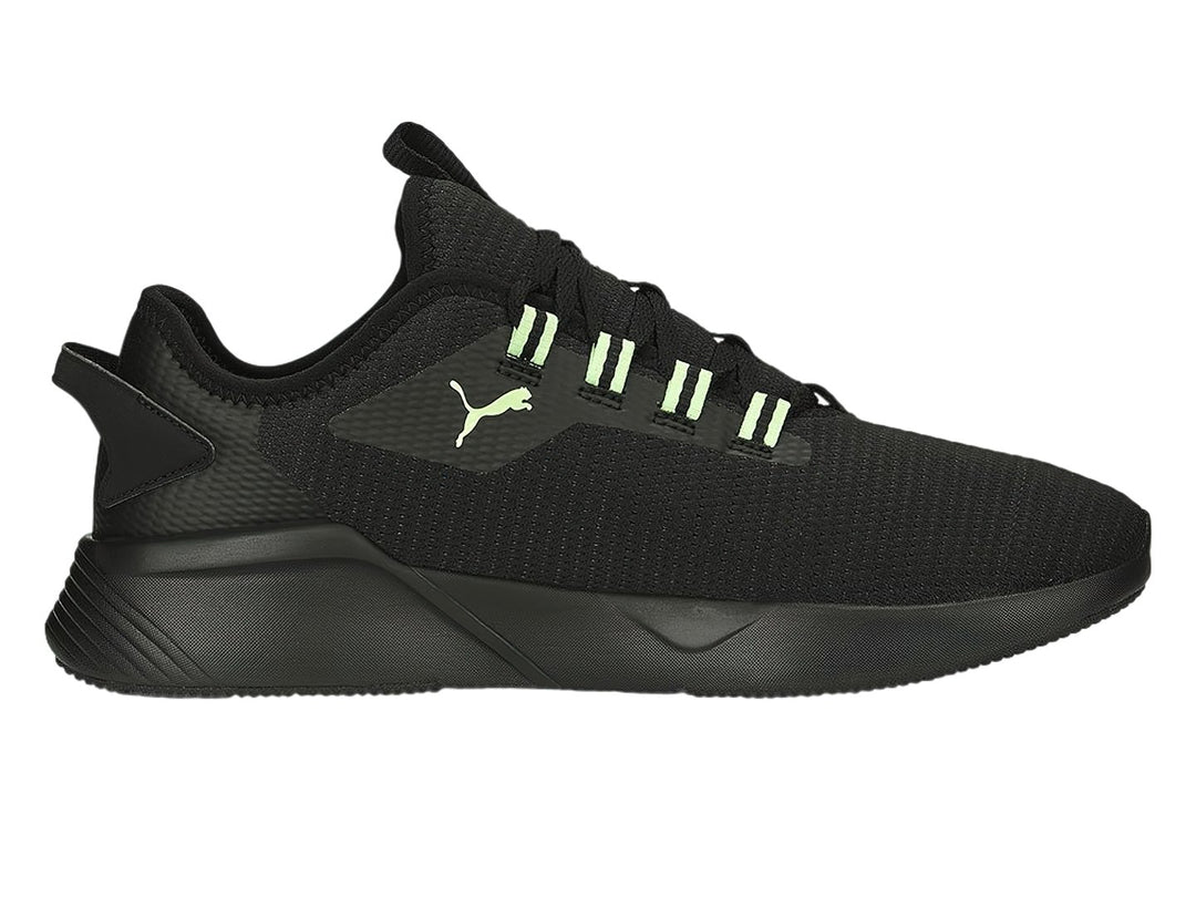 Tenis deportivos PUMA color negro con detalles en verde lima y suela negra.
