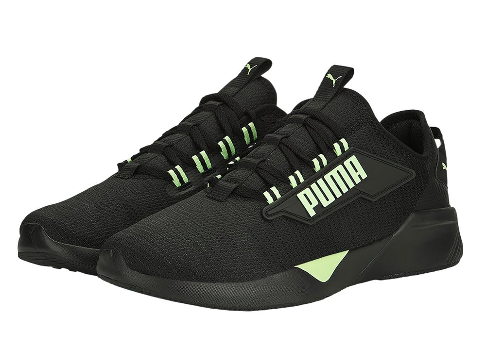 Tenis deportivos PUMA color negro con detalles en verde lima y suela negra.