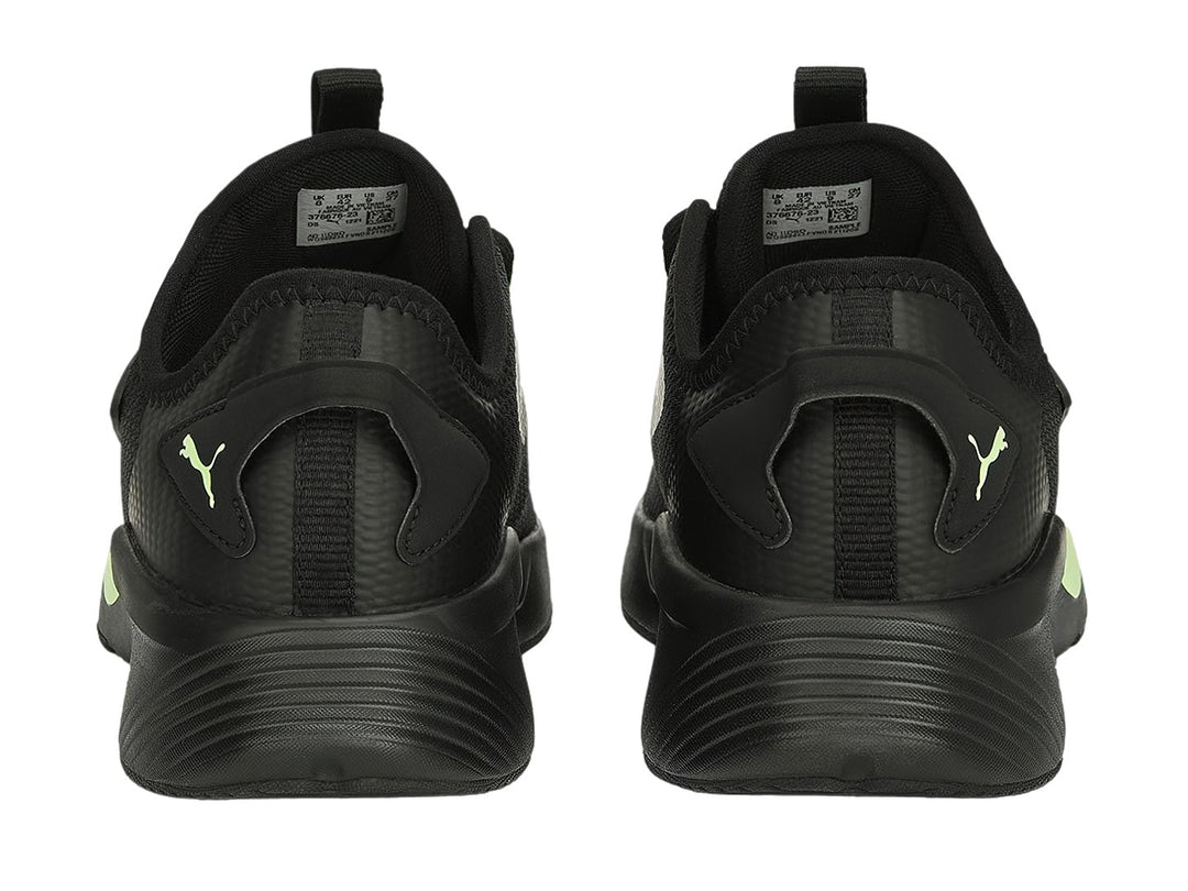 Tenis deportivos PUMA color negro con detalles en verde lima y suela negra.