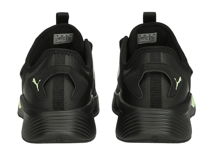 Tenis deportivos PUMA color negro con detalles en verde lima y suela negra.