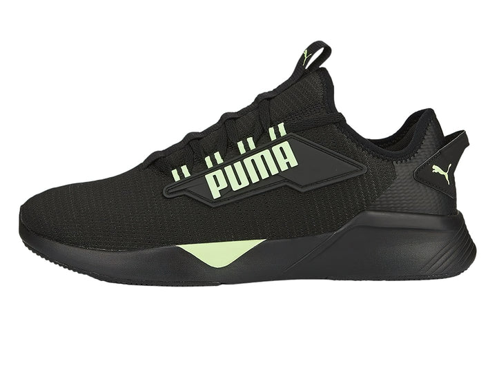 Tenis deportivos PUMA color negro con detalles en verde lima y suela negra.