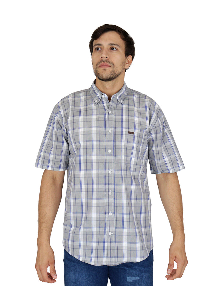 Hombre vistiendo camisa de manga corta a cuadros en tonos azul y blanco.