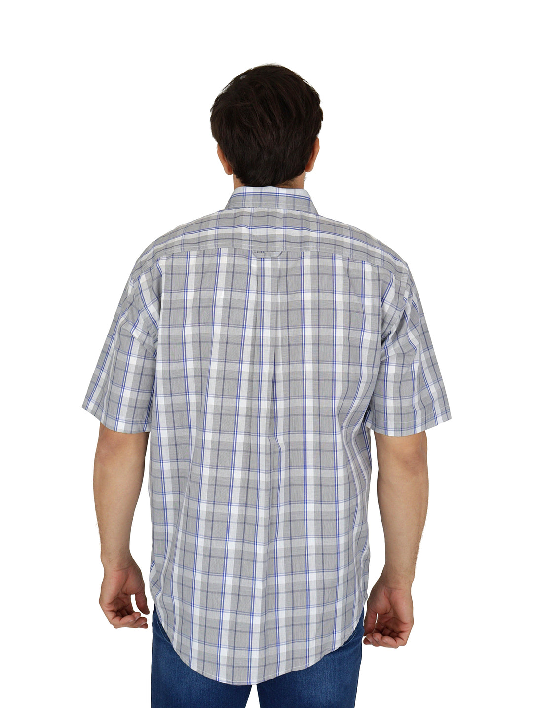Hombre vistiendo camisa de manga corta a cuadros en tonos azul y blanco.