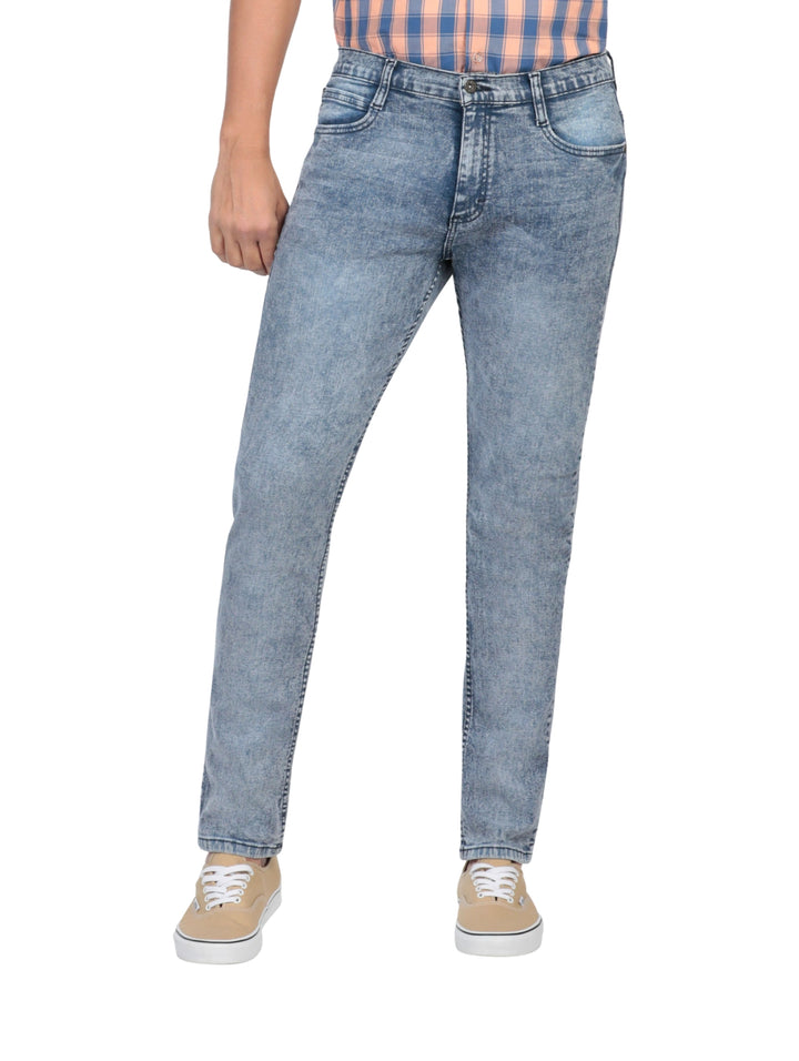 Hombre vistiendo pantalones Lee de mezclilla color índigo en corte slim fit.