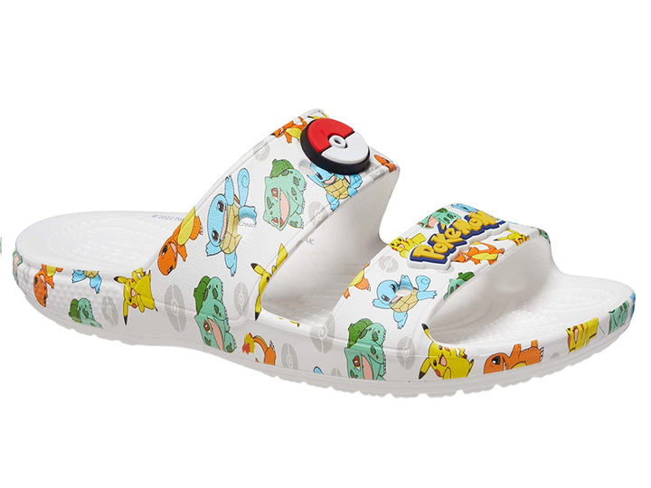 Sandalias blancas Crocs con estampado multicolor de personajes de Pokémon y un dije de Pokébola.
