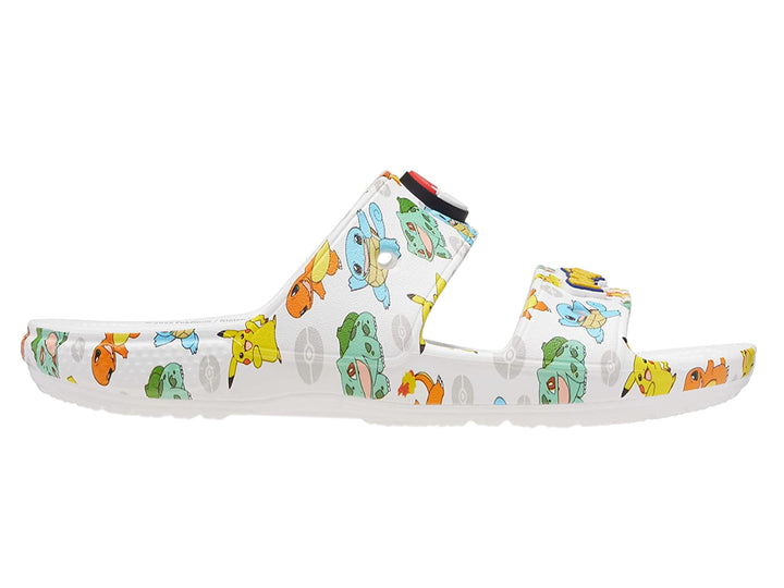 Sandalias blancas Crocs con estampado multicolor de personajes de Pokémon y un dije de Pokébola.