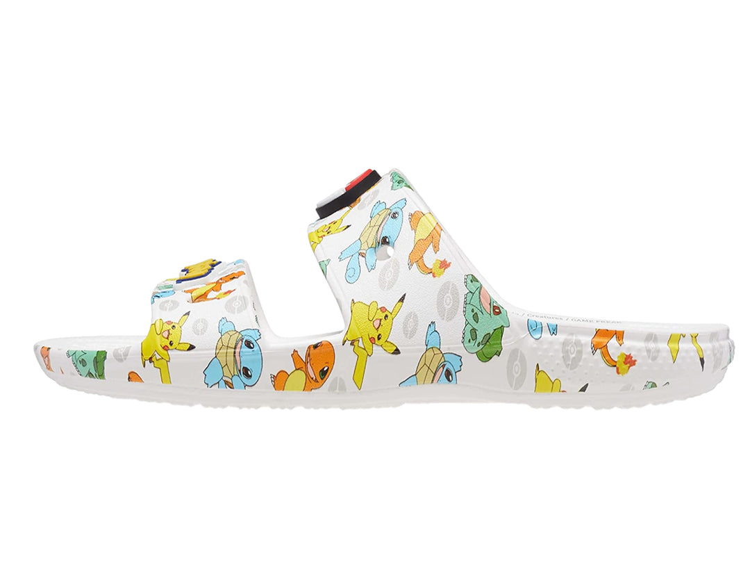 Sandalias blancas Crocs con estampado multicolor de personajes de Pokémon y un dije de Pokébola.