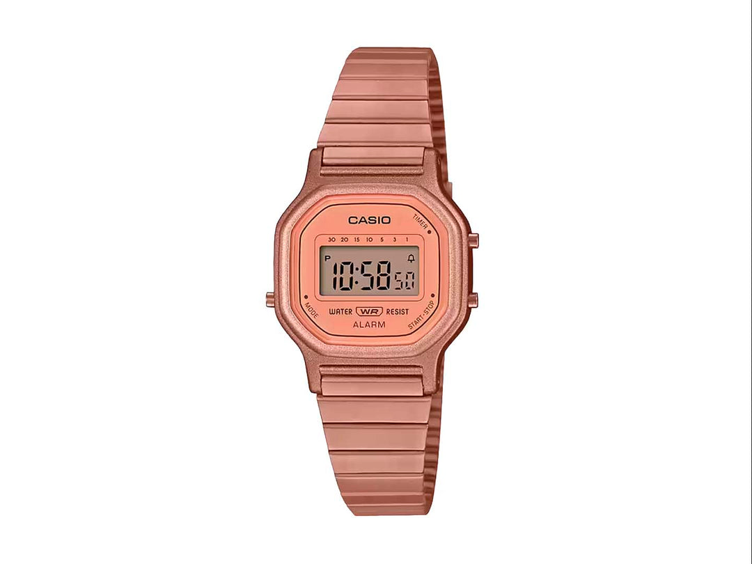 Reloj digital Casio de color rosado metálico con correa extensible y pantalla digital.