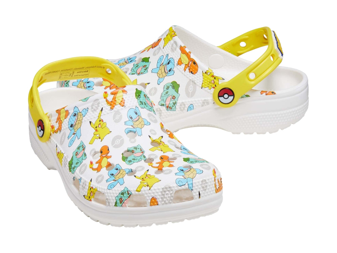 Zuecos Crocs blancos para niño con estampado multicolor de Pokémon y correa amarilla.