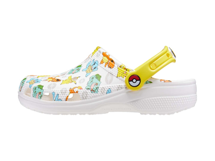 Zuecos Crocs blancos para niño con estampado multicolor de Pokémon y correa amarilla.