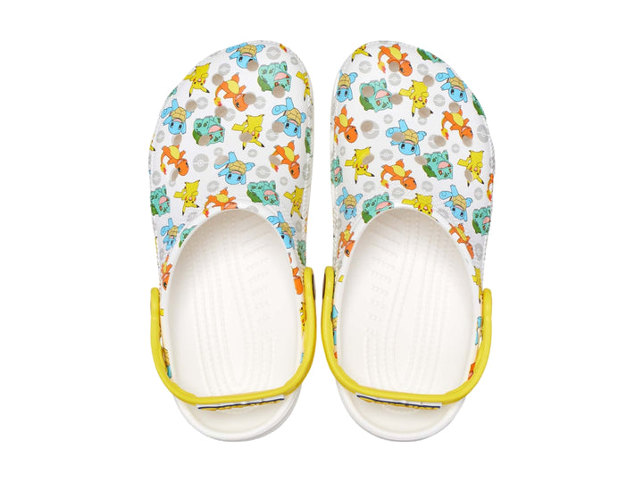 Zuecos Crocs blancos para niño con estampado multicolor de Pokémon y correa amarilla.