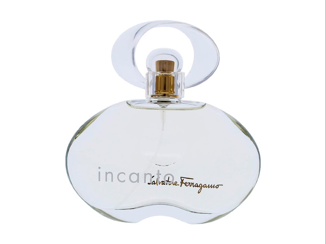 Perfume Salvatore Ferragamo Incanto en botella de vidrio ovalada y caja gris con detalles dorados.