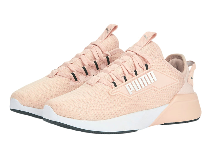 Zapatillas deportivas PUMA Retaliate 2 en color rosa Rose Dust con suela blanca y detalles plateados.