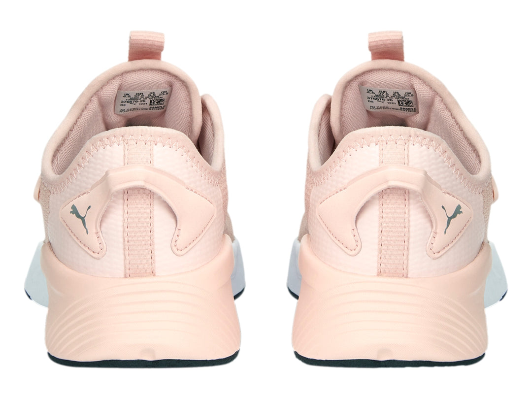 Zapatillas deportivas PUMA Retaliate 2 en color rosa Rose Dust con suela blanca y detalles plateados.