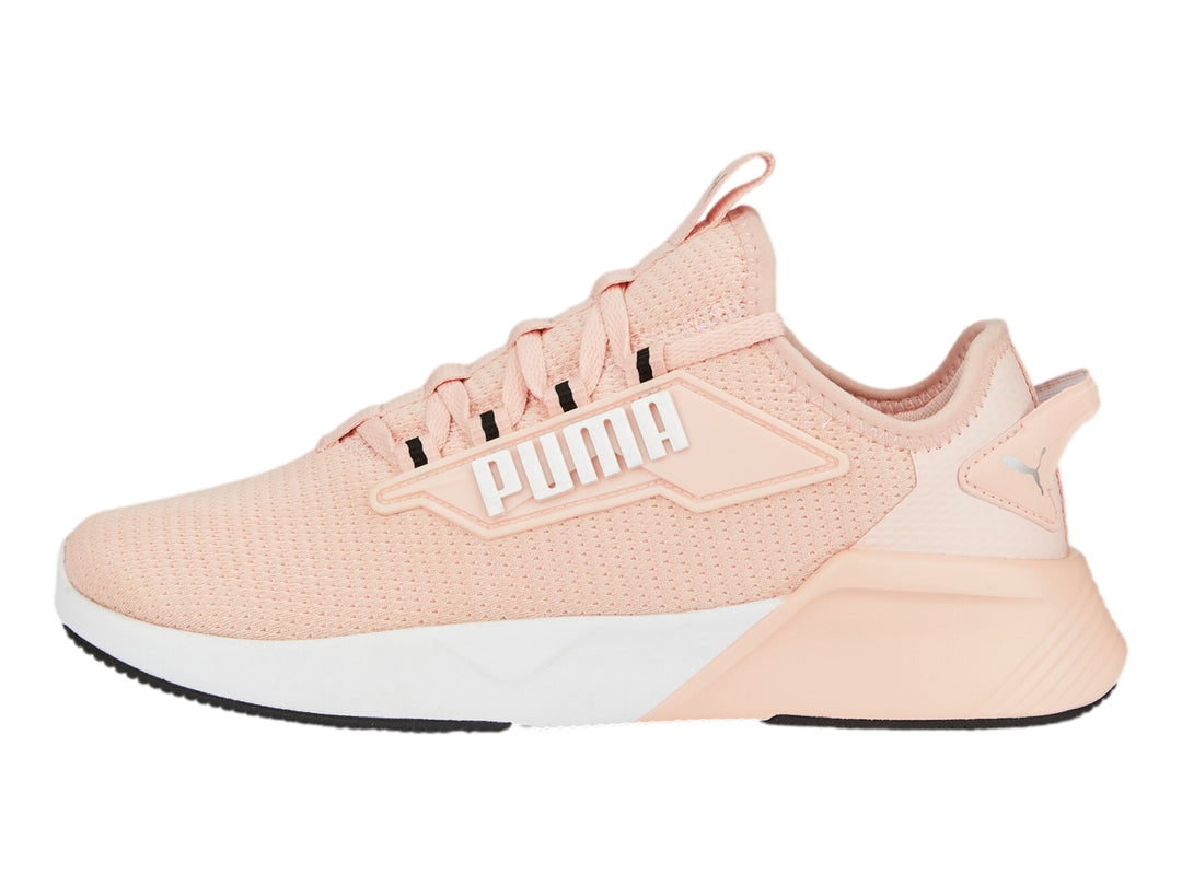 Zapatillas deportivas PUMA Retaliate 2 en color rosa Rose Dust con suela blanca y detalles plateados.