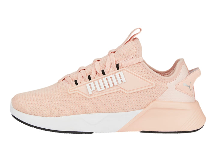 Zapatillas deportivas PUMA Retaliate 2 en color rosa Rose Dust con suela blanca y detalles plateados.