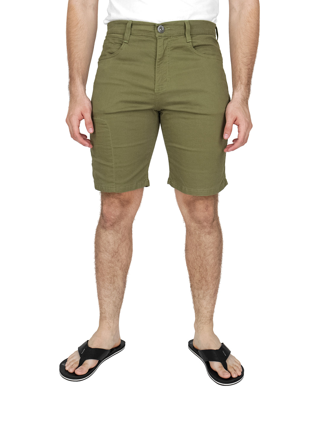 Hombre vistiendo bermudas slim fit color olivo de la marca LEE.