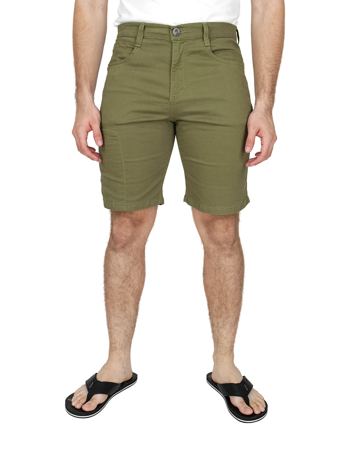 Hombre vistiendo bermudas slim fit color olivo de la marca LEE.