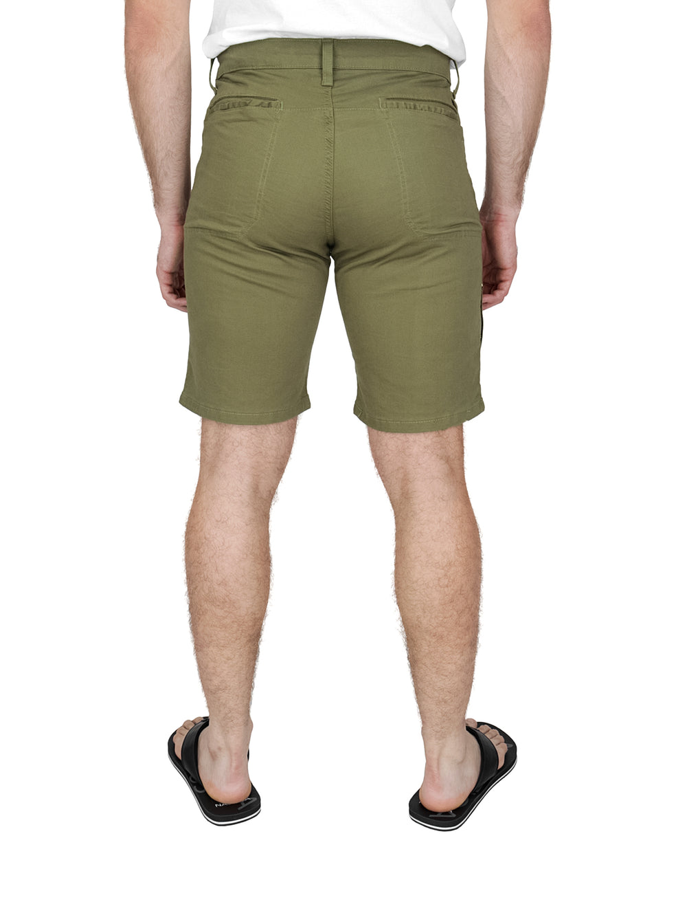 Hombre vistiendo bermudas slim fit color olivo de la marca LEE.