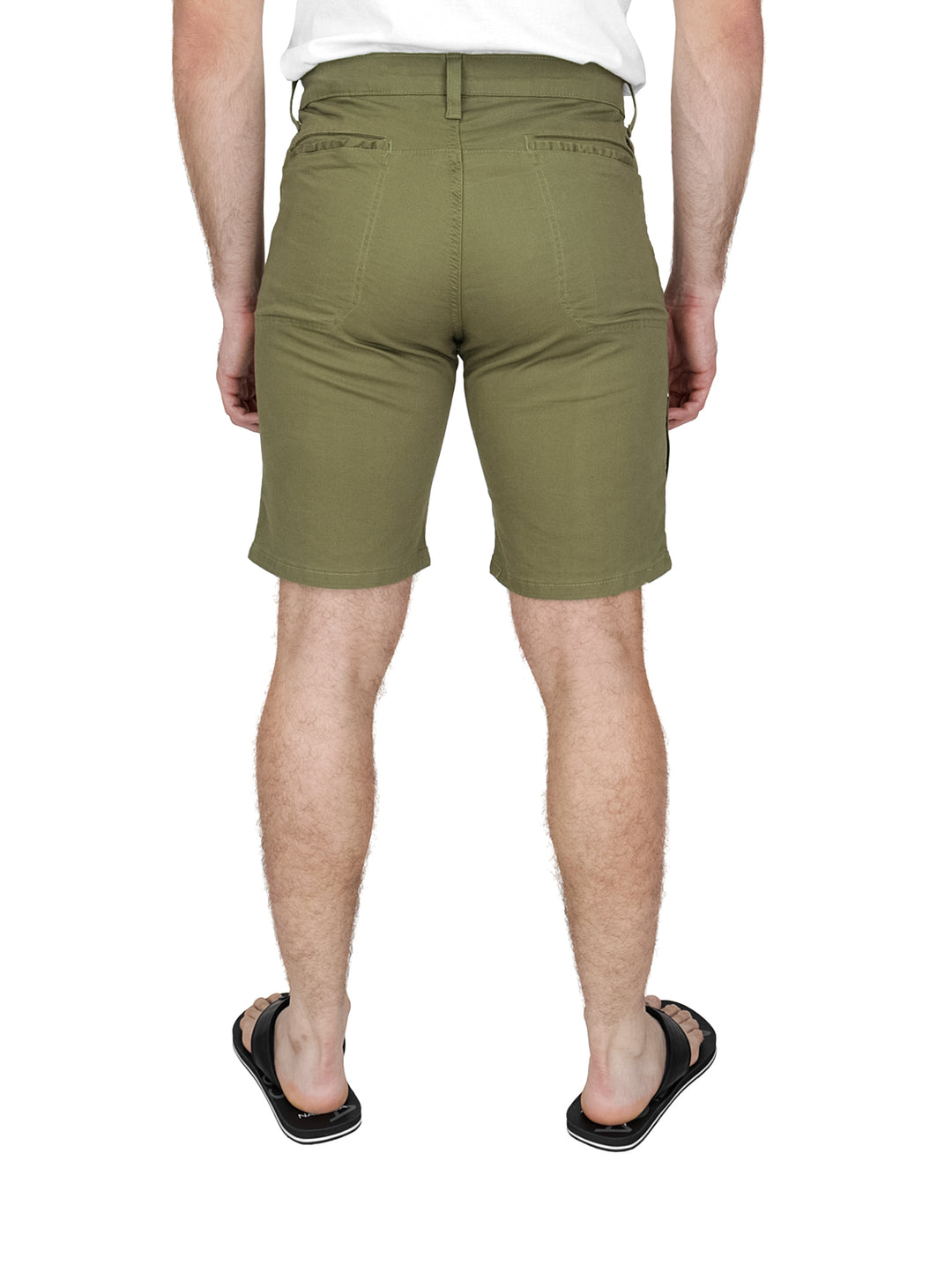 Hombre vistiendo bermudas slim fit color olivo de la marca LEE.